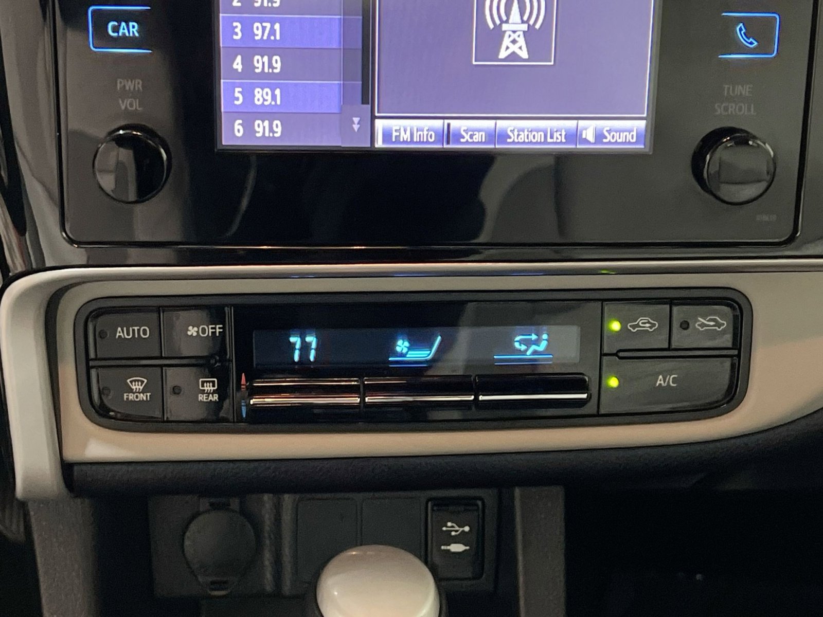 Used 2019 Toyota Corolla L image 18
