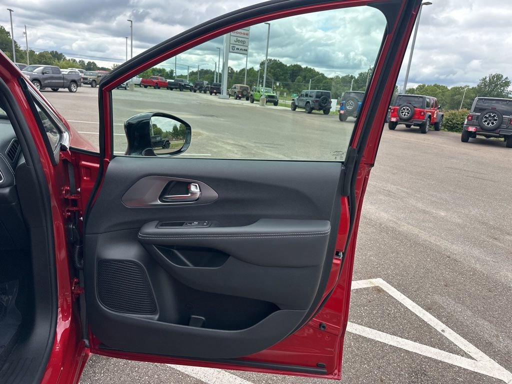 New 2026 Chrysler Pacifica Select FWD image 14