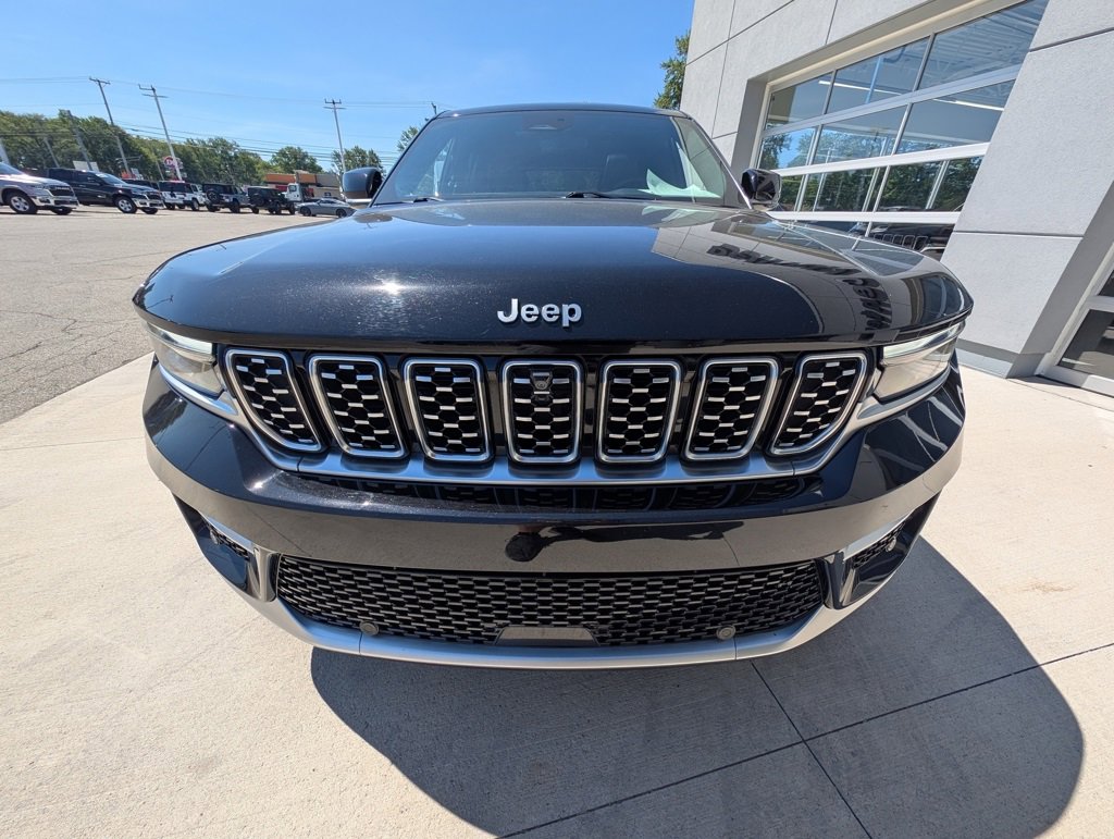 Used 2022 Jeep Grand Cherokee Summit w/ Luxury Tech Group V image 9