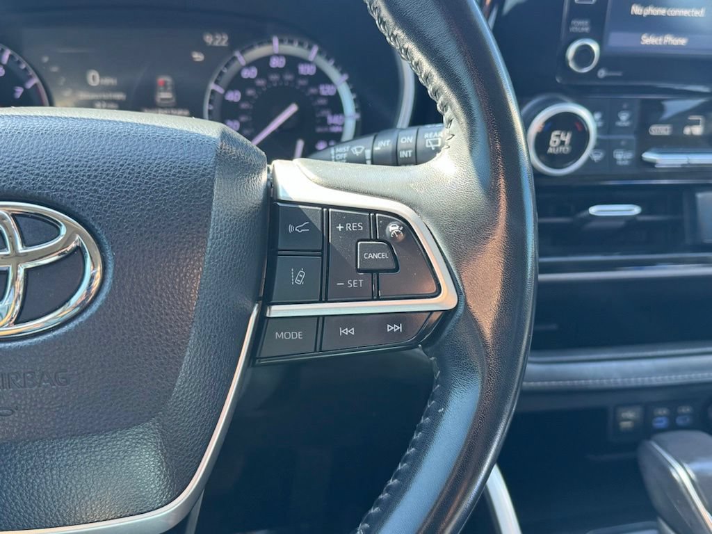 Used 2022 Toyota Highlander XLE FWD image 12