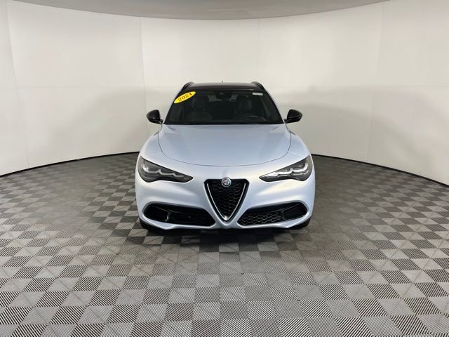 Used 2024 Alfa Romeo Stelvio Ti image 2