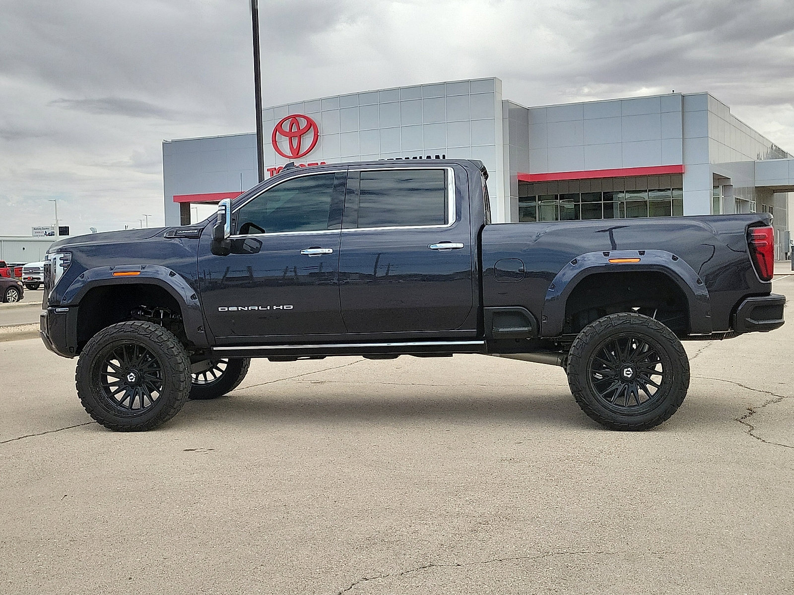 Used 2024 GMC Sierra 2500 Denali Ultimate image 2
