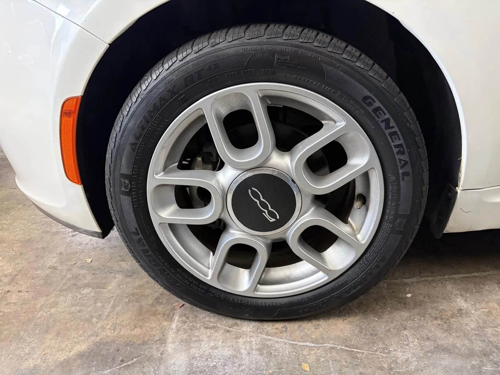 Used 2012 FIAT 500 Lounge w/ Pink Ribbon Special Edition image 28