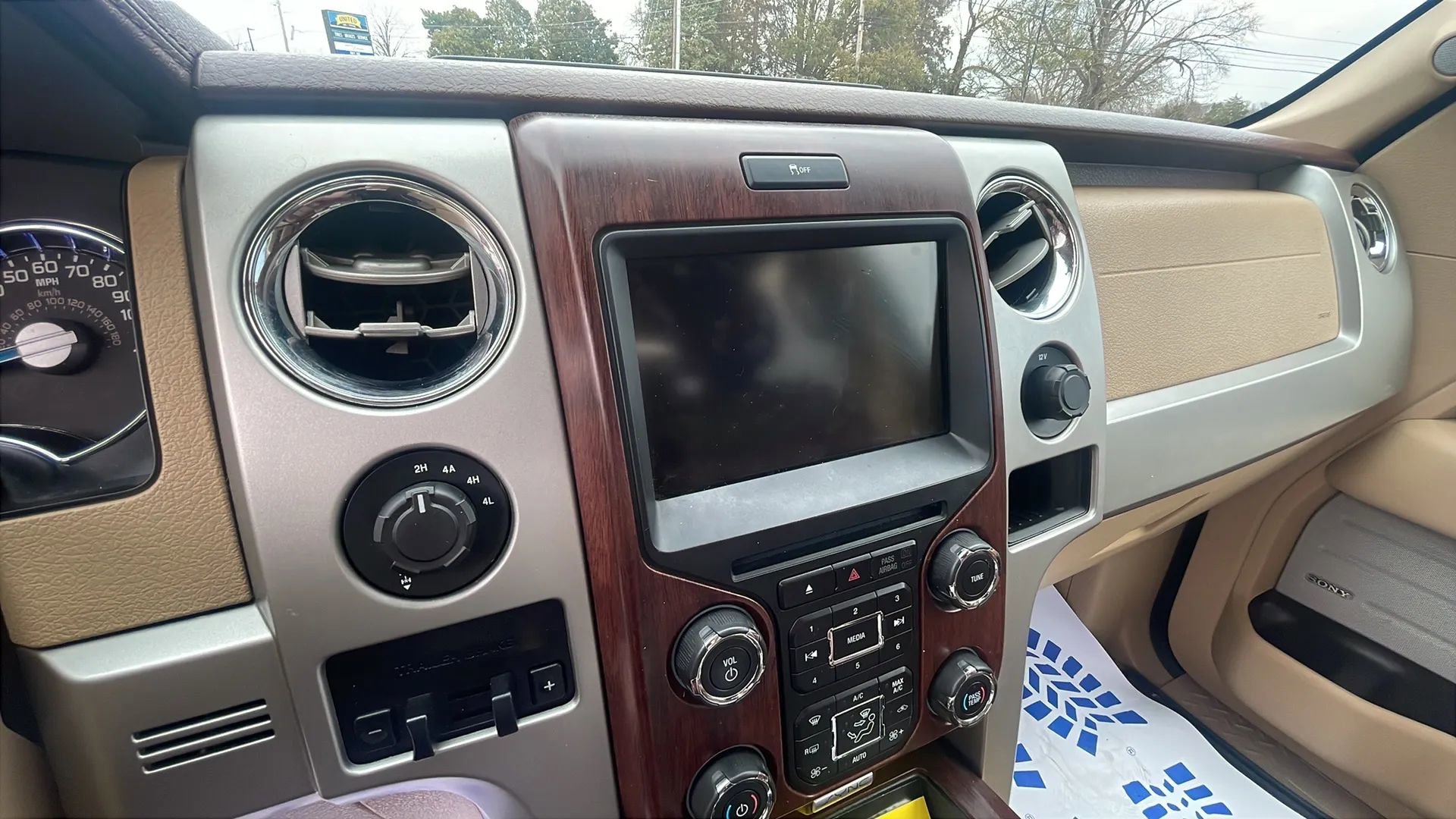 Used 2014 Ford F150 King Ranch w/ King Ranch Luxury Package image 27