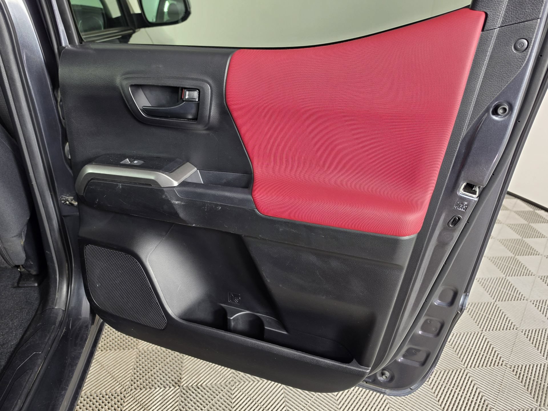 Used 2023 Toyota Tacoma SR5 AWD/4WD image 31