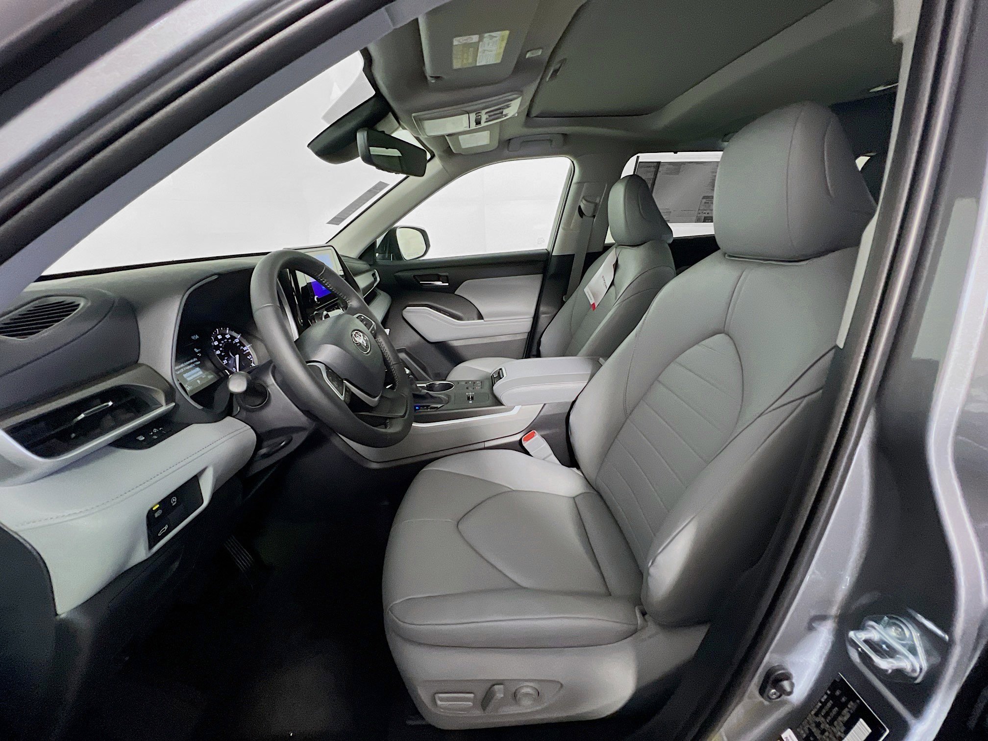 Used 2025 Toyota Highlander XLE image 14