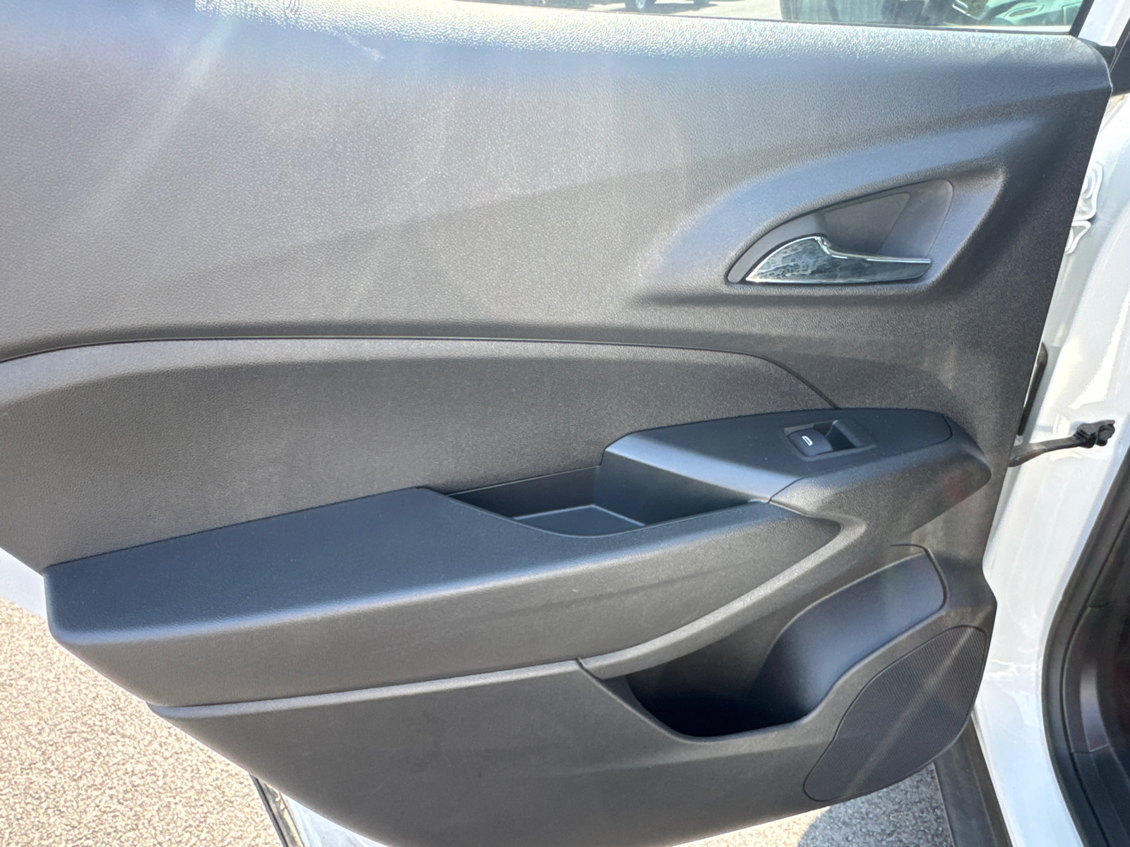 Used 2025 Chevrolet Trax LT FWD image 17