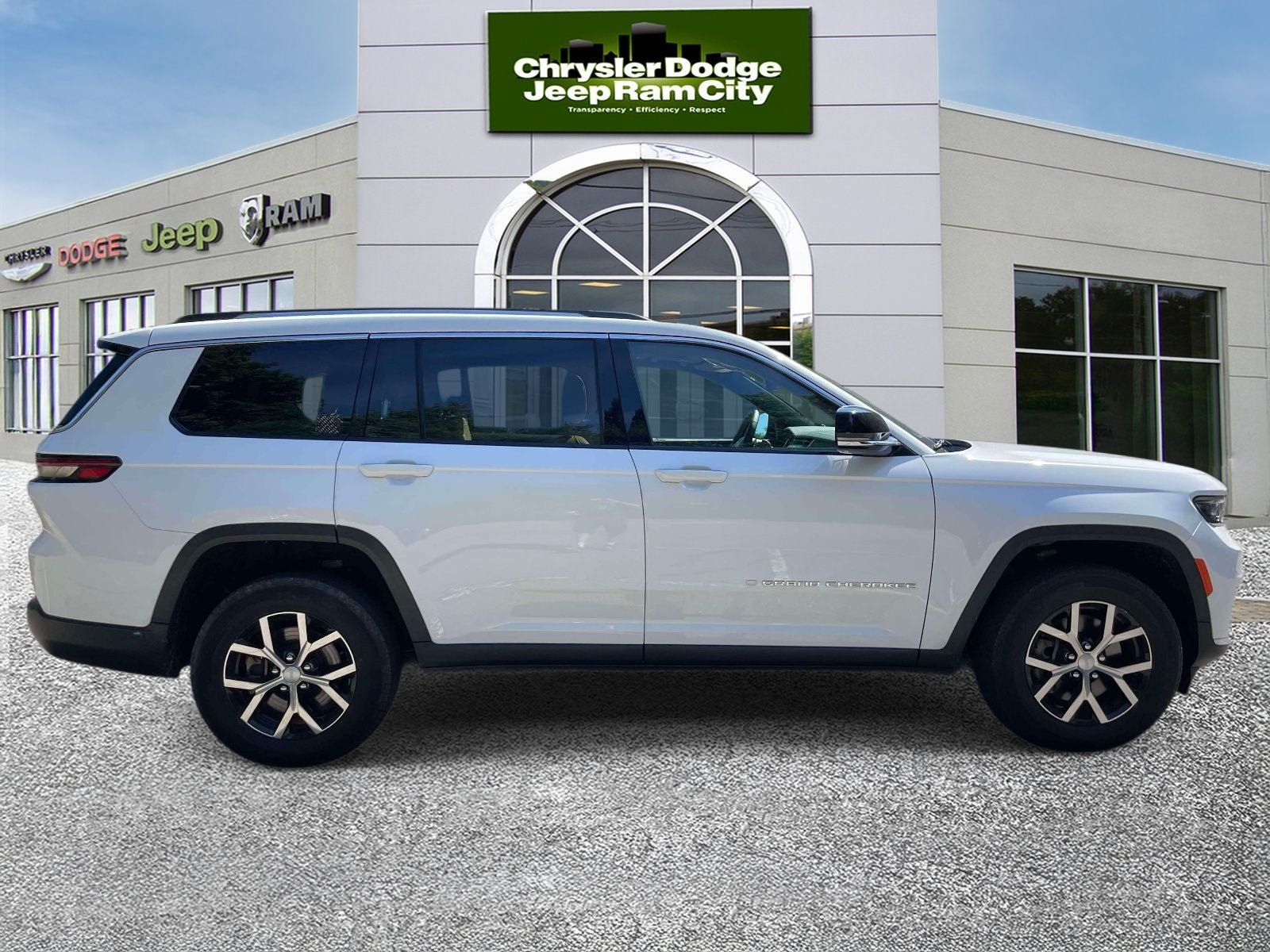 Used 2023 Jeep Grand Cherokee L Limited w/ Trailer Tow Group (B) RWD image 5