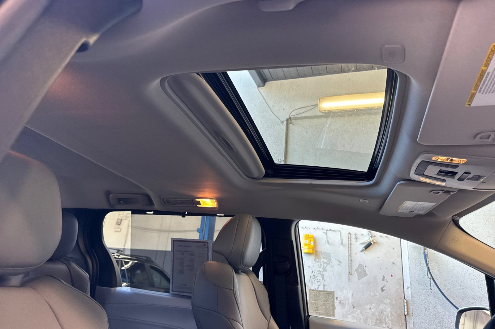 Used 2026 Toyota Sienna XLE FWD image 23