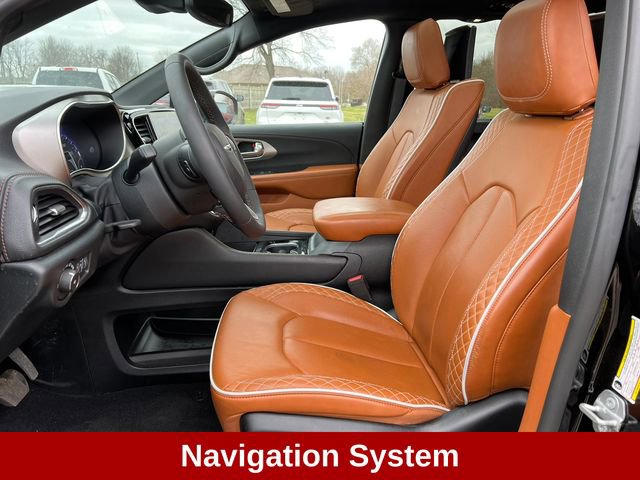 Used 2025 Chrysler Pacifica Pinnacle w/ Trailer Tow Group image 2