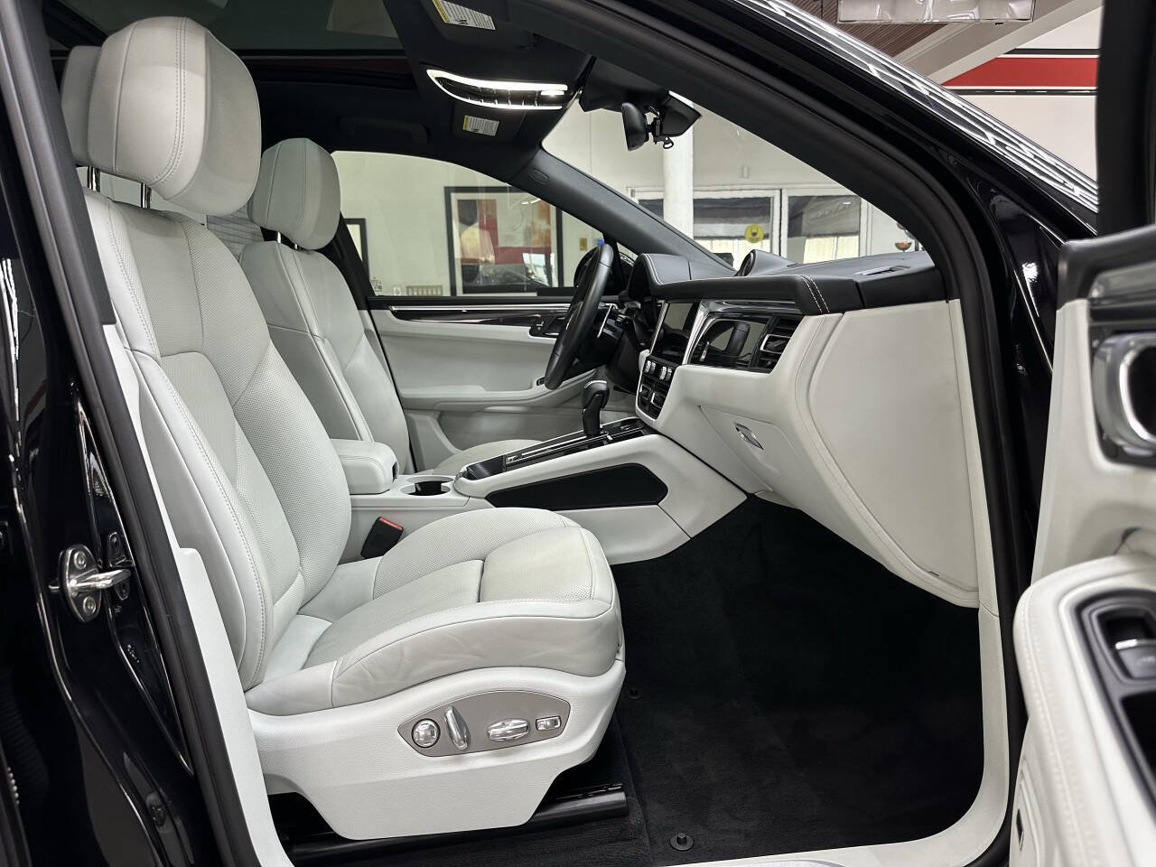 Used 2024 Porsche Macan S AWD/4WD image 17