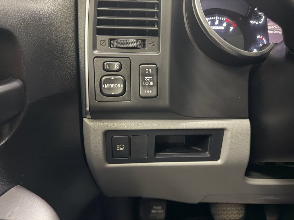 Used 2018 Toyota Sequoia SR5 AWD/4WD image 16