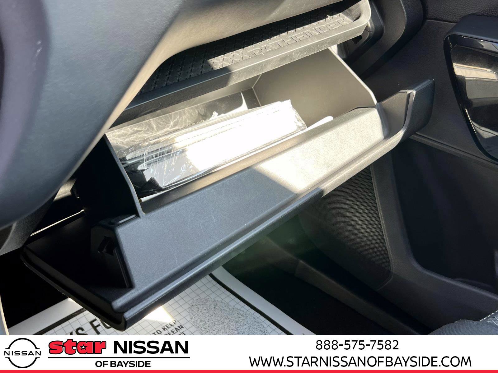 Used 2024 Nissan Pathfinder S image 32