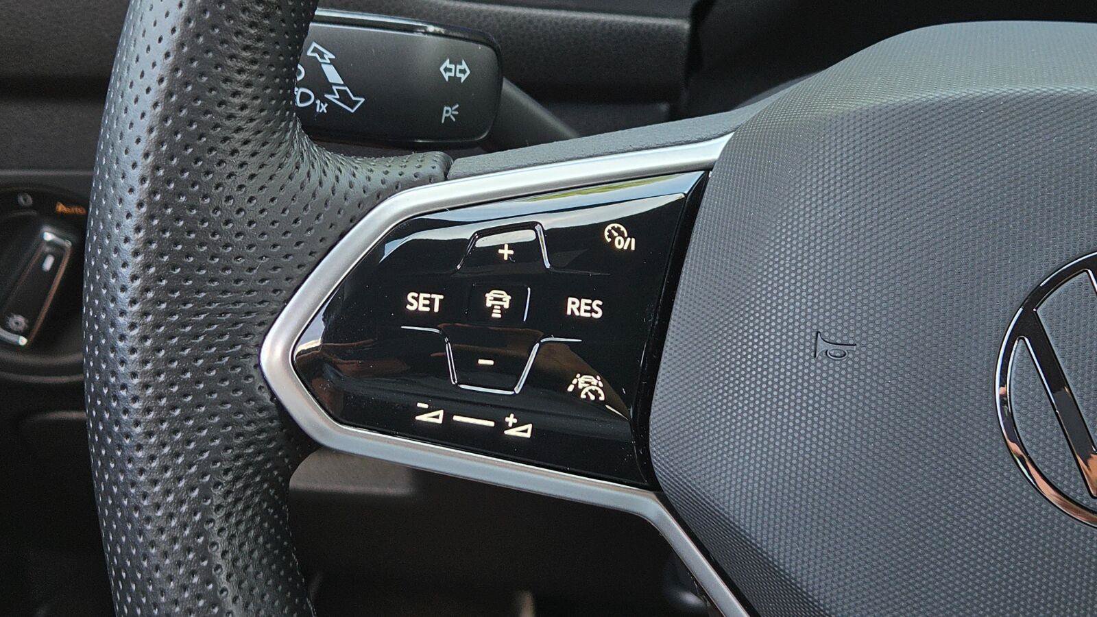 Used 2023 Volkswagen Tiguan SE R-Line AWD/4WD image 27
