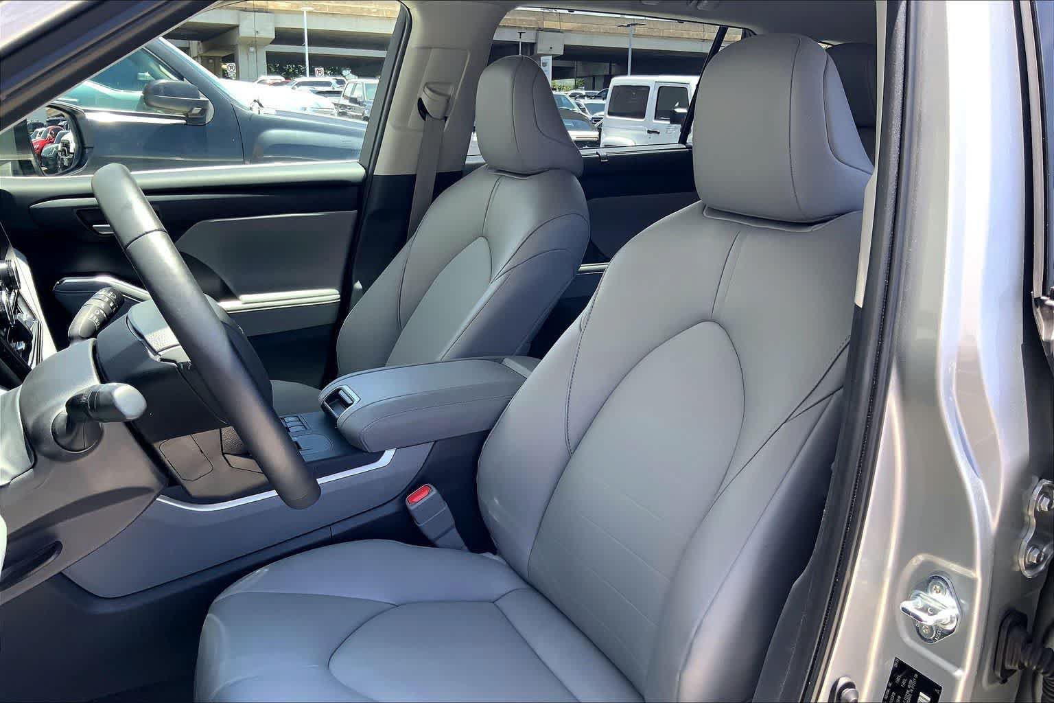 Used 2025 Toyota Highlander XLE AWD/4WD image 11