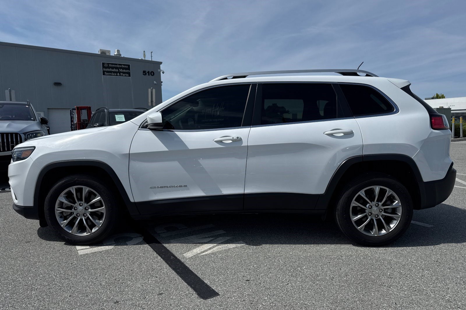 Used 2020 Jeep Cherokee Latitude Plus w/ Comfort/Convenience Group FWD image 2