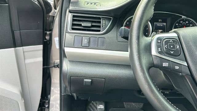 Used 2015 Toyota Camry SE FWD image 19
