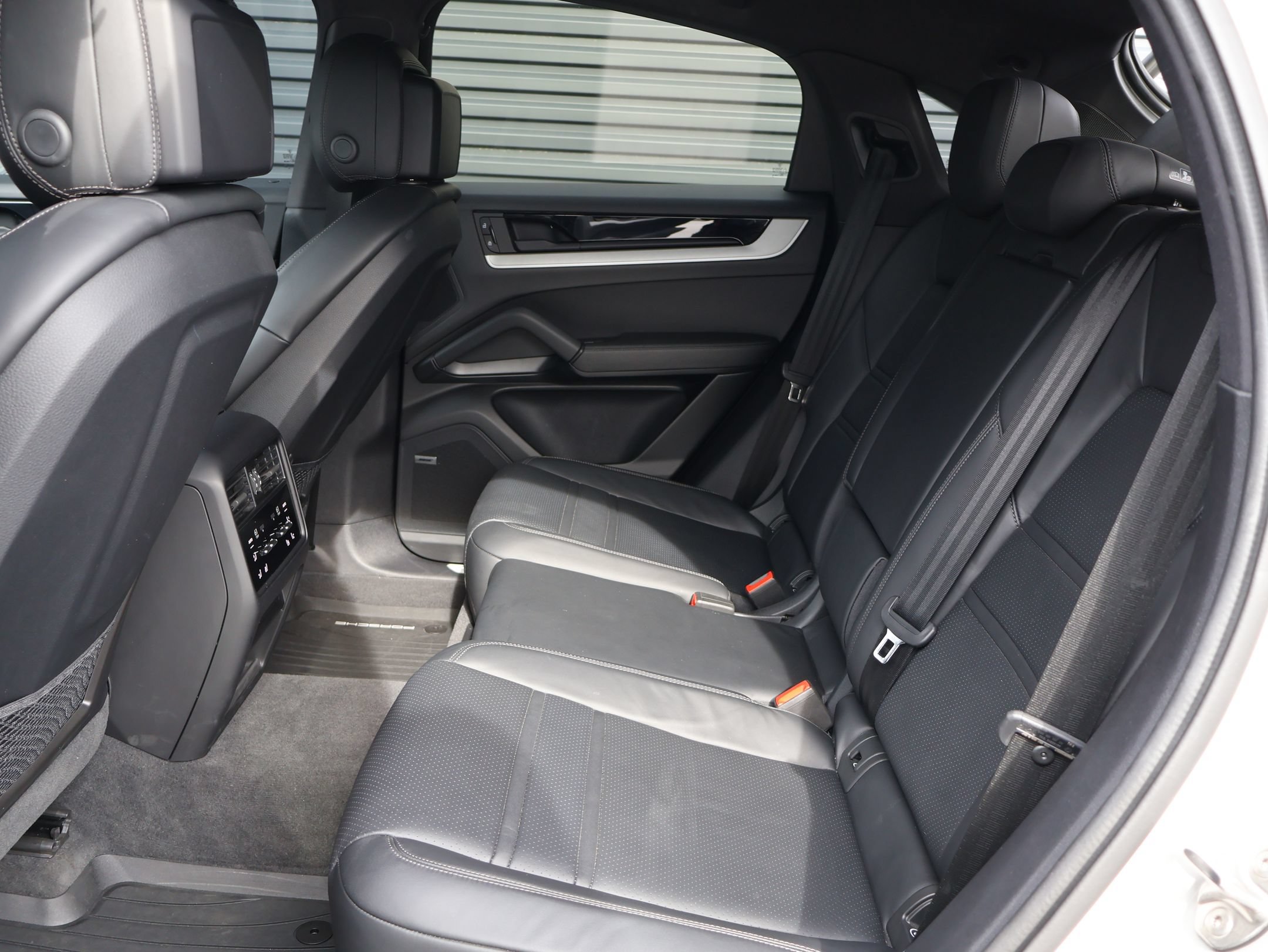 Certified 2025 Porsche Cayenne Coupe AWD/4WD image 27