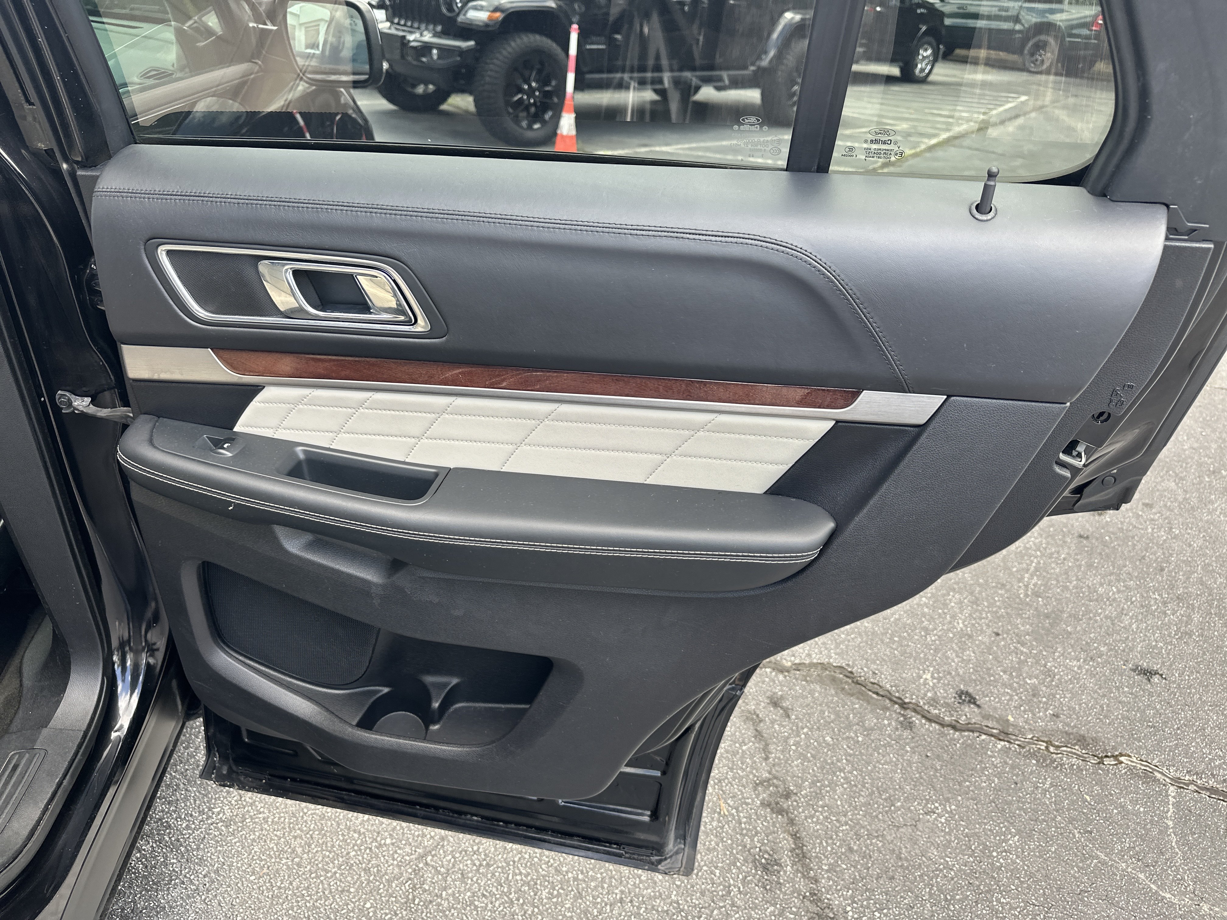 Used 2017 Ford Explorer Platinum AWD/4WD image 18