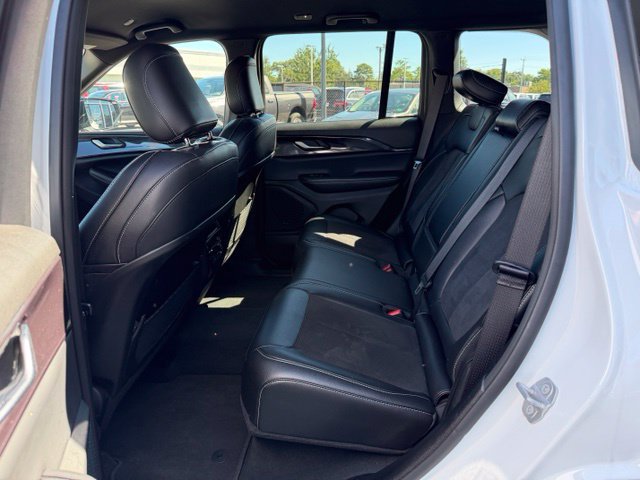 Used 2023 Jeep Grand Cherokee Altitude AWD/4WD image 12