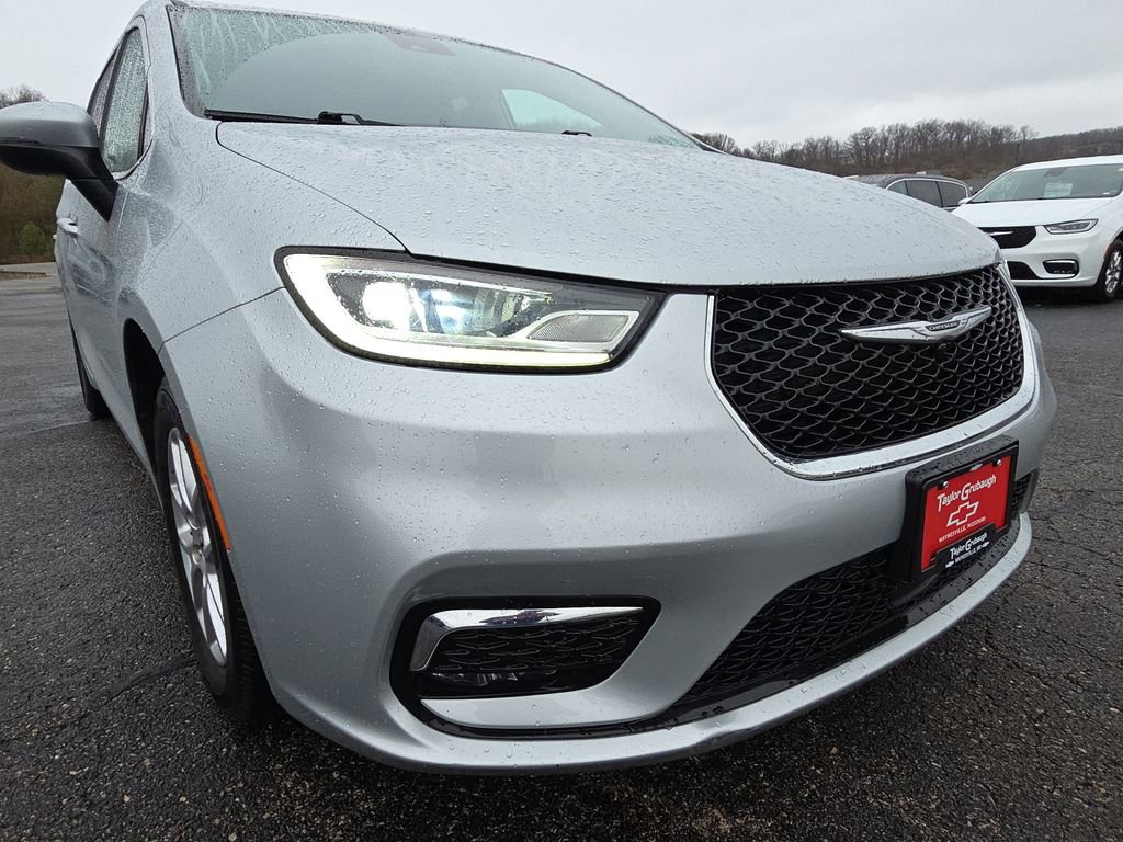 Used 2023 Chrysler Pacifica Touring-L image 11