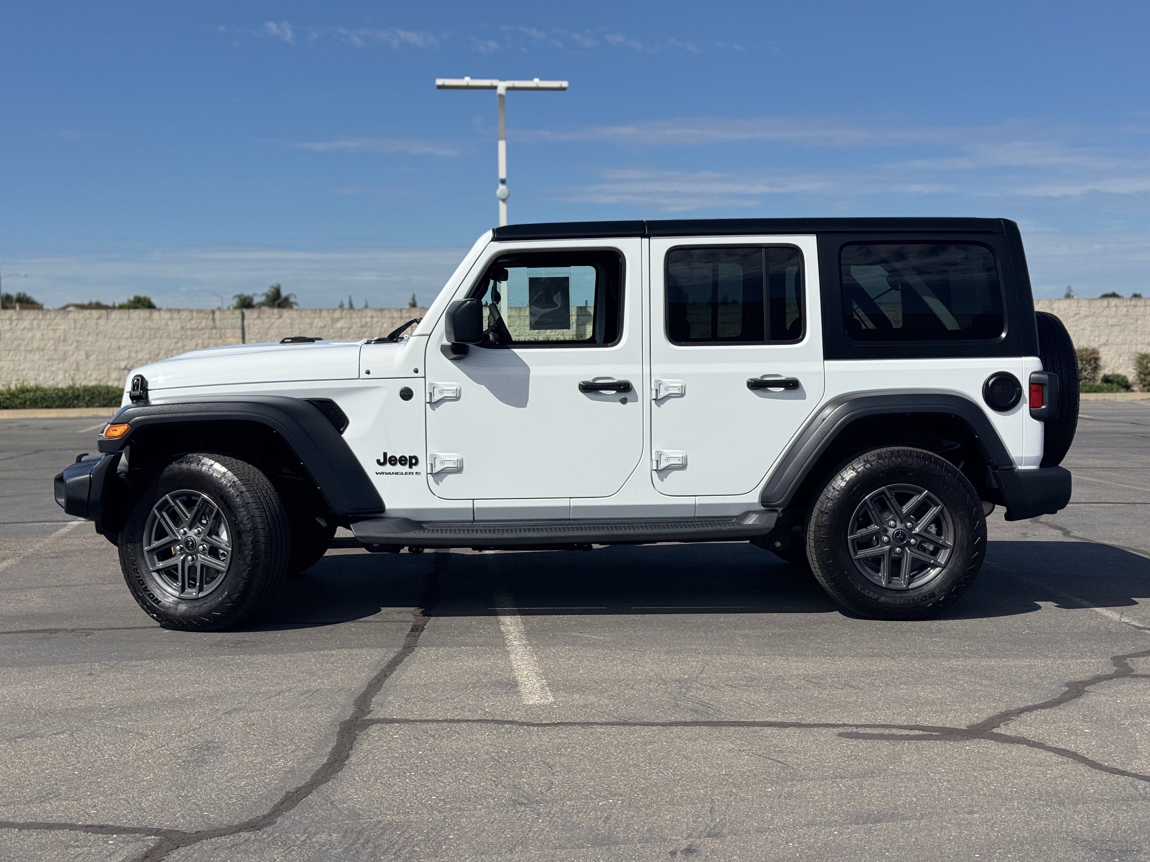 Used 2024 Jeep Wrangler Unlimited Sport AWD/4WD image 4