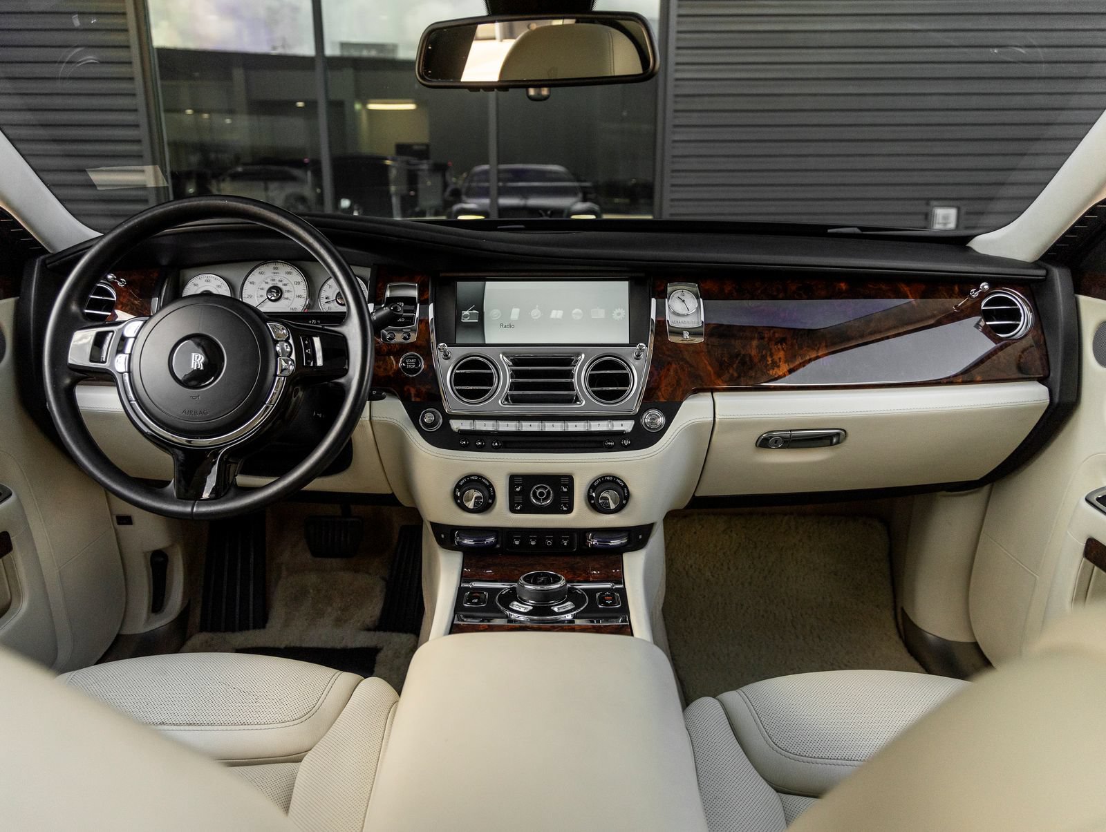 Used 2015 Rolls-Royce Ghost RWD image 4