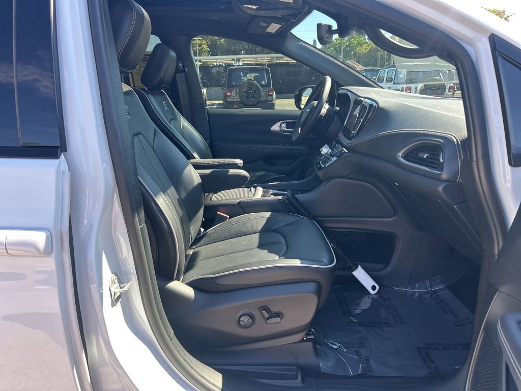 Used 2024 Chrysler Pacifica Limited w/ S Appearance Package image 22
