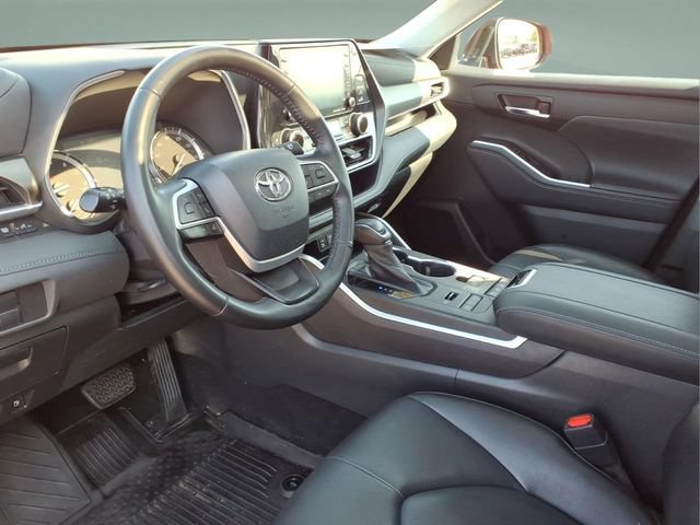 Used 2022 Toyota Highlander XLE AWD/4WD image 12