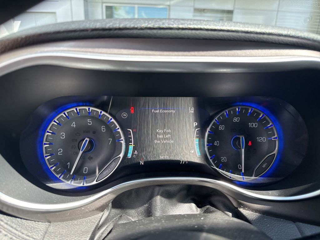 Used 2018 Chrysler Pacifica Limited w/ Advanced Safetytec Group FWD image 7