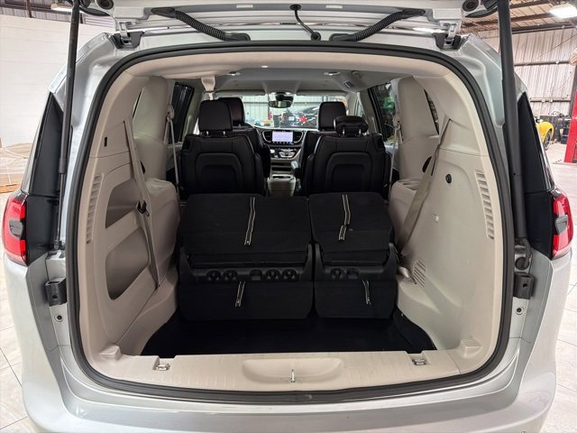 Used 2023 Chrysler Pacifica Touring-L image 16