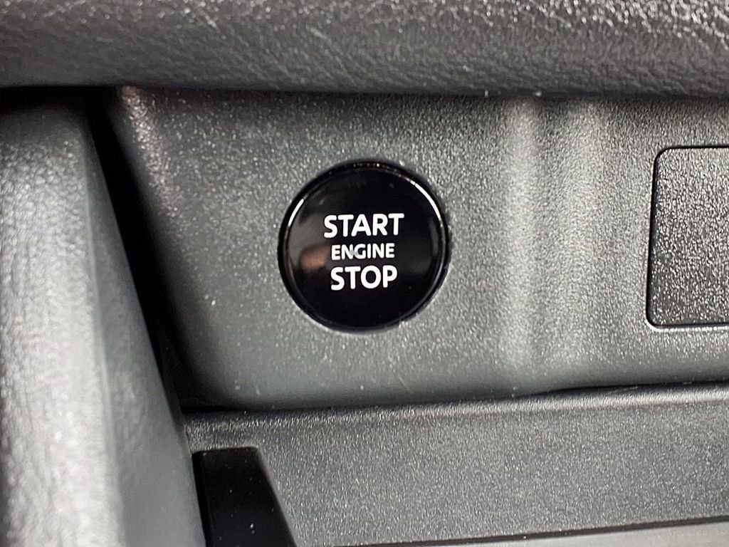 Used 2025 Nissan Rogue SV AWD/4WD image 9
