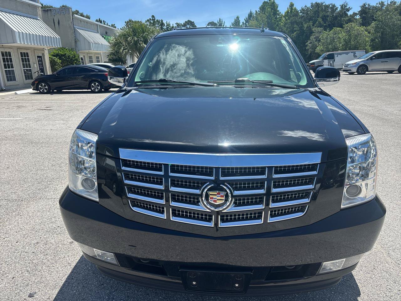 Used 2014 Cadillac Escalade Luxury AWD/4WD image 2