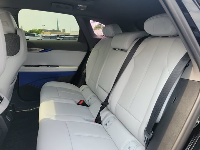 New 2027 Cadillac Optiq Luxury w/ LPO, Floor Liner Package AWD/4WD image 25