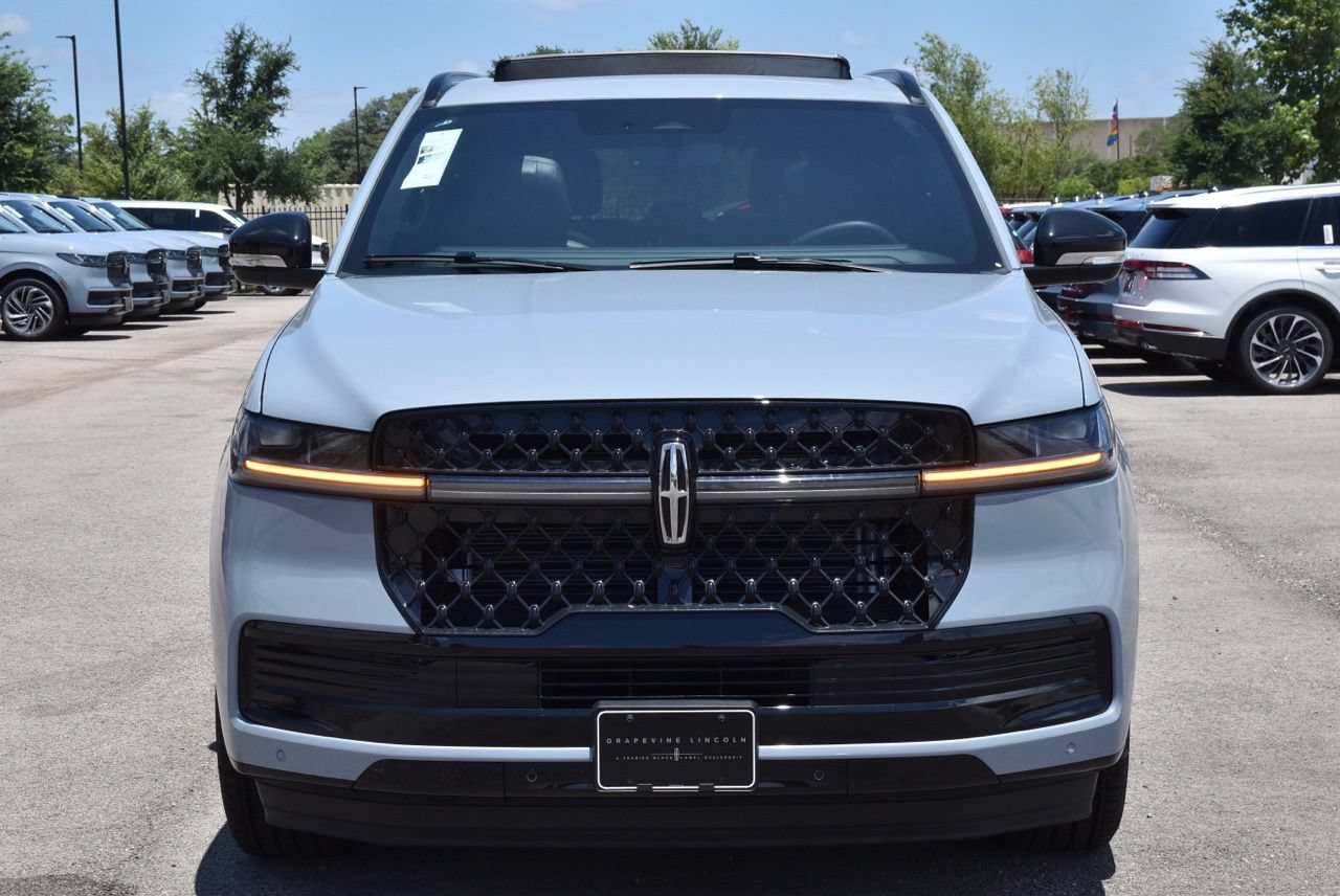 New 2026 Lincoln Navigator Reserve w/ Jet Appearance Package AWD/4WD image 2