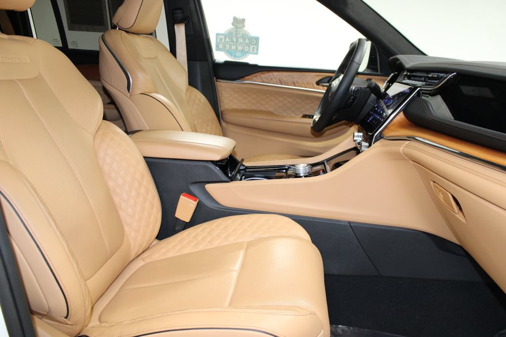 Used 2024 Jeep Grand Cherokee Summit AWD/4WD image 29