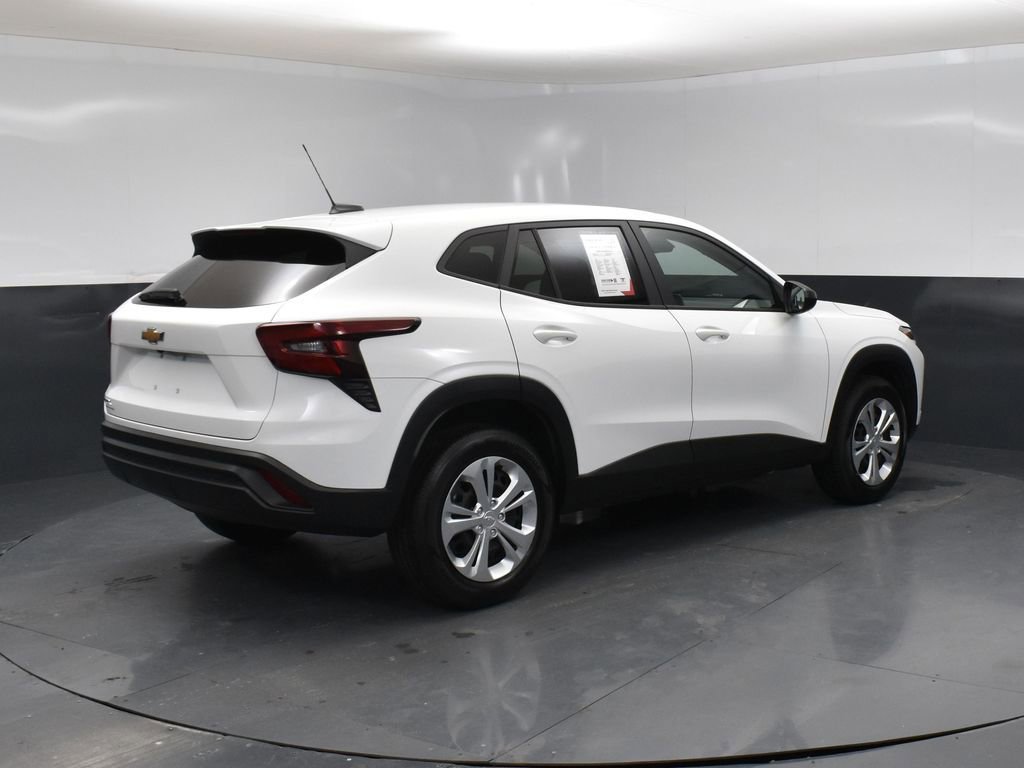 Used 2025 Chevrolet Trax LS image 2