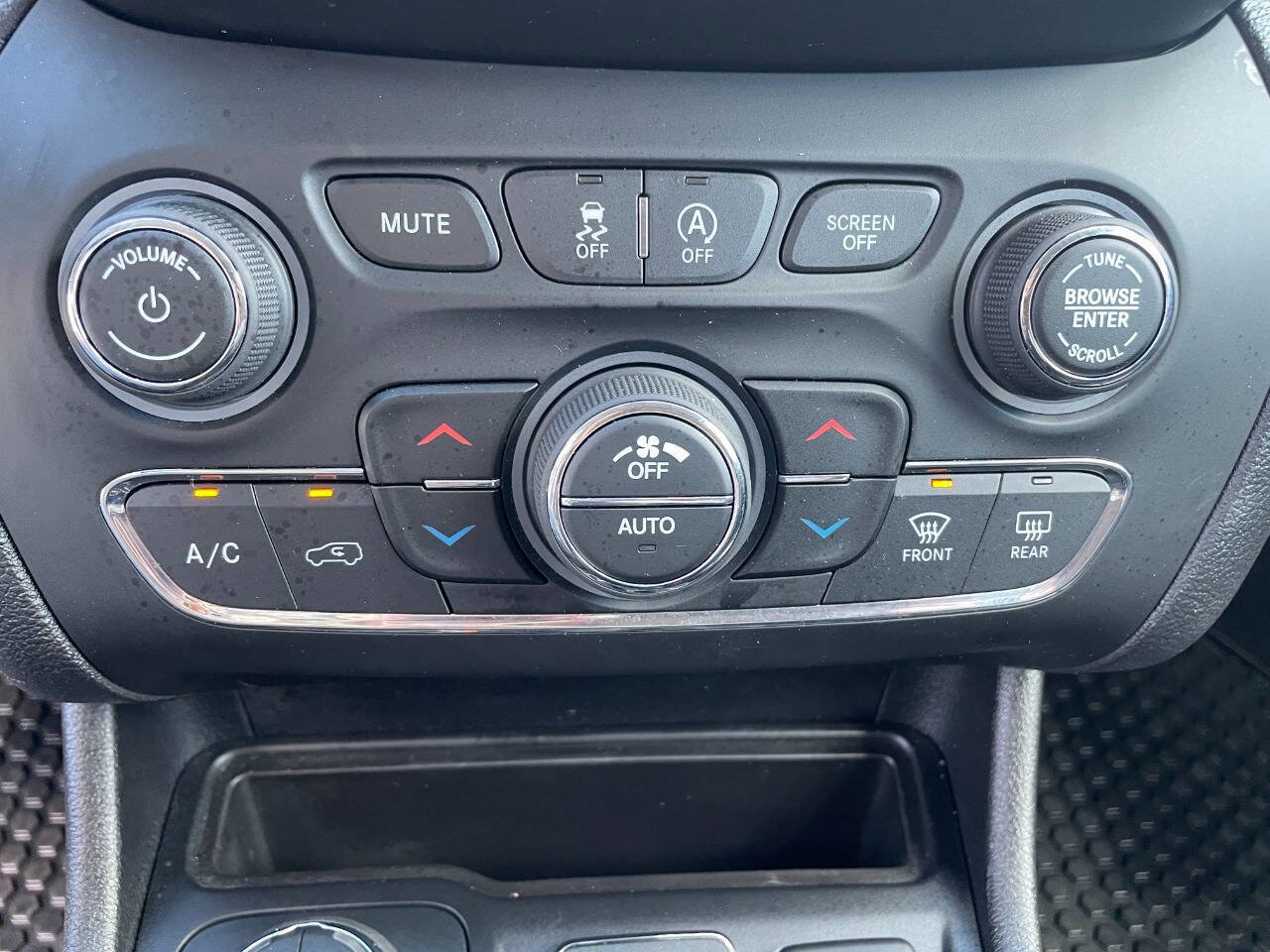 Used 2019 Jeep Cherokee Trailhawk w/ Cold Weather Group image 38
