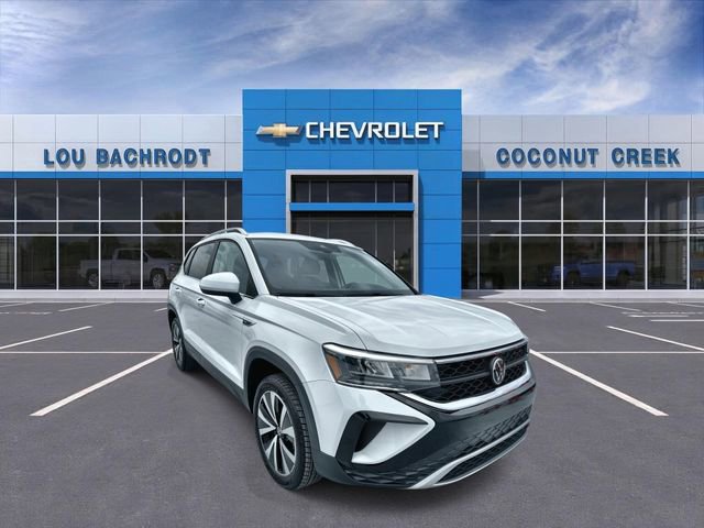 Used 2024 Volkswagen Taos SE image 1