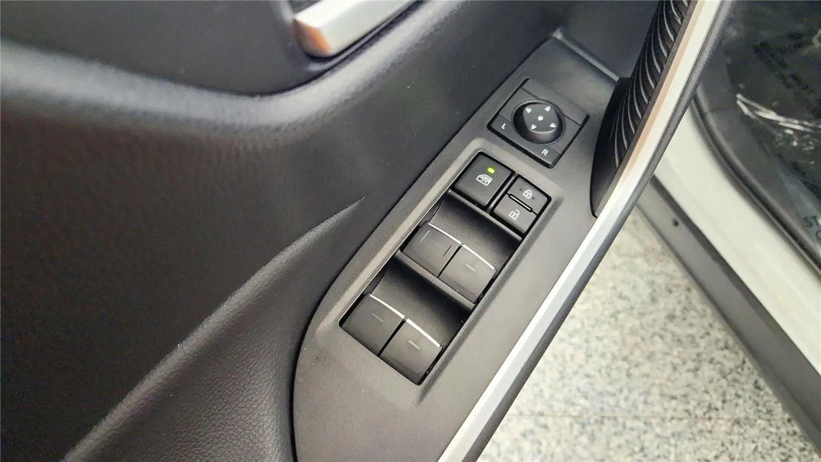 Used 2023 Toyota RAV4 XLE AWD/4WD image 29