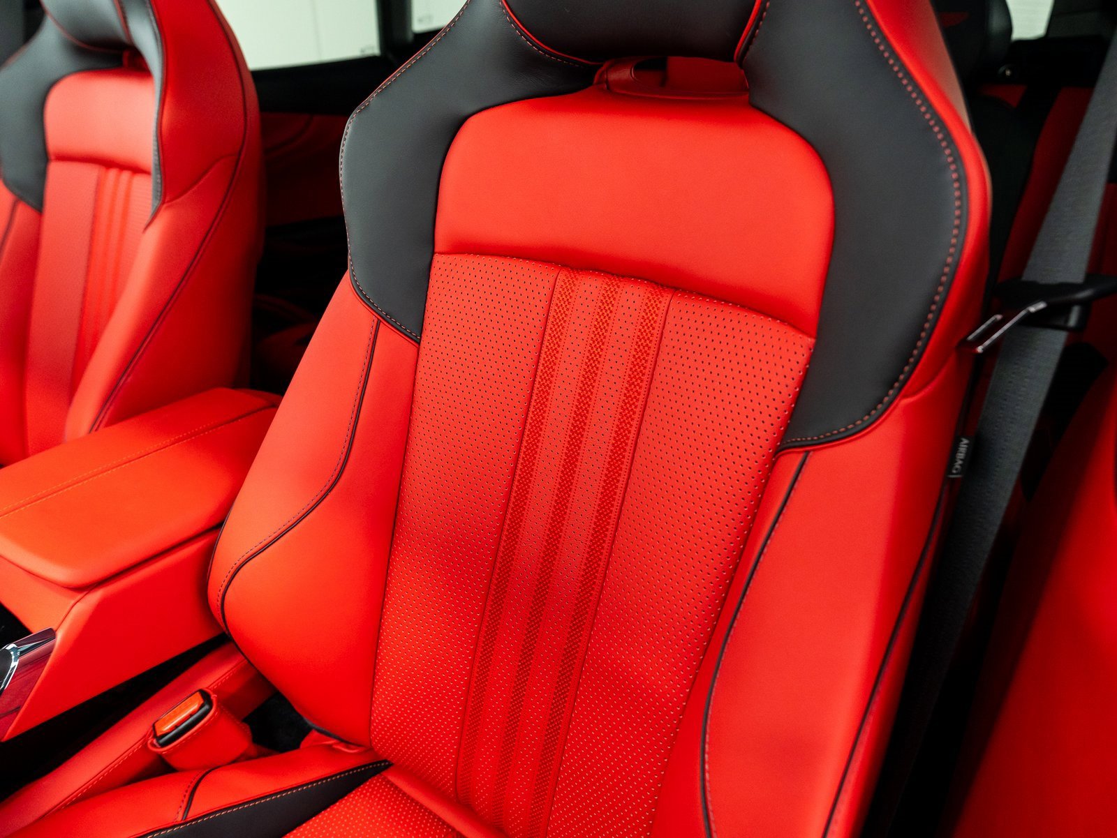 Used 2025 Aston Martin DBX 707 image 18