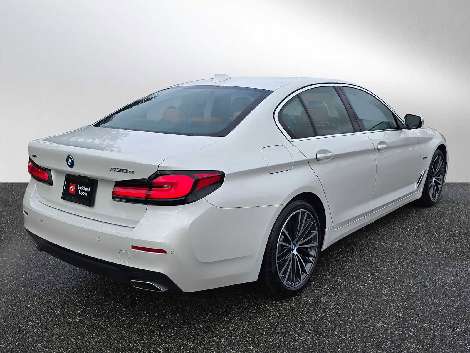 Used 2023 BMW 530e xDrive w/ Premium Package image 3