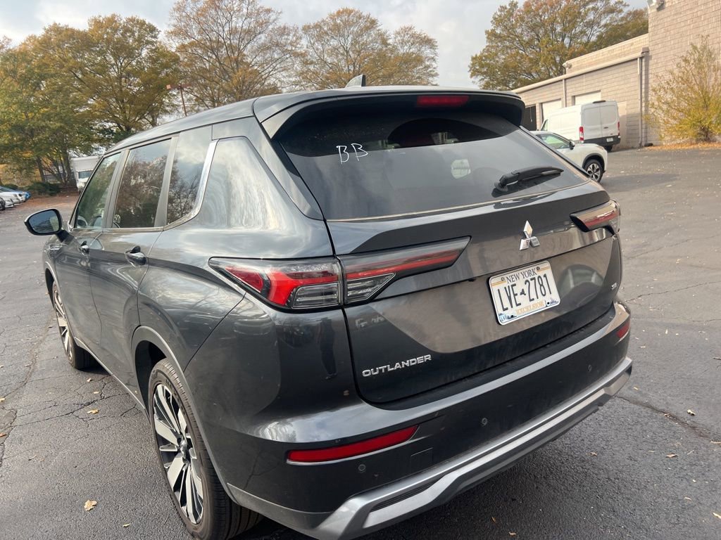 Used 2025 Mitsubishi Outlander SE image 13