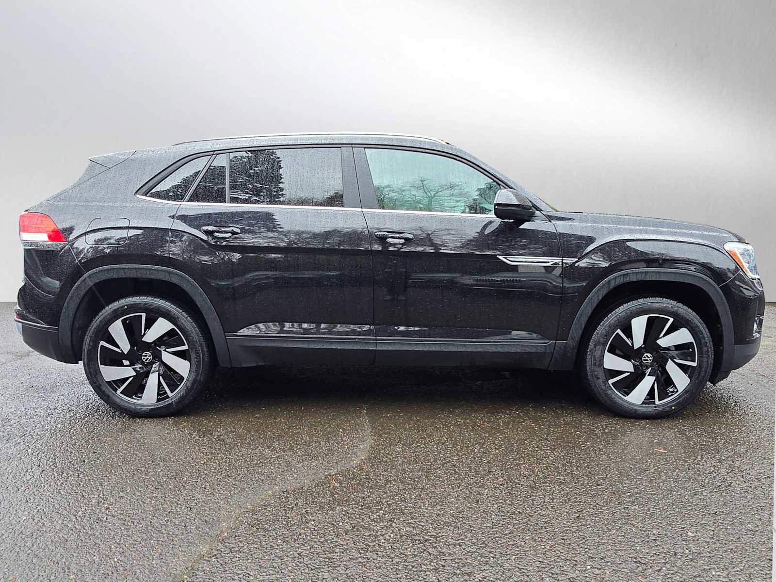 Used 2025 Volkswagen Atlas Cross Sport SE image 2