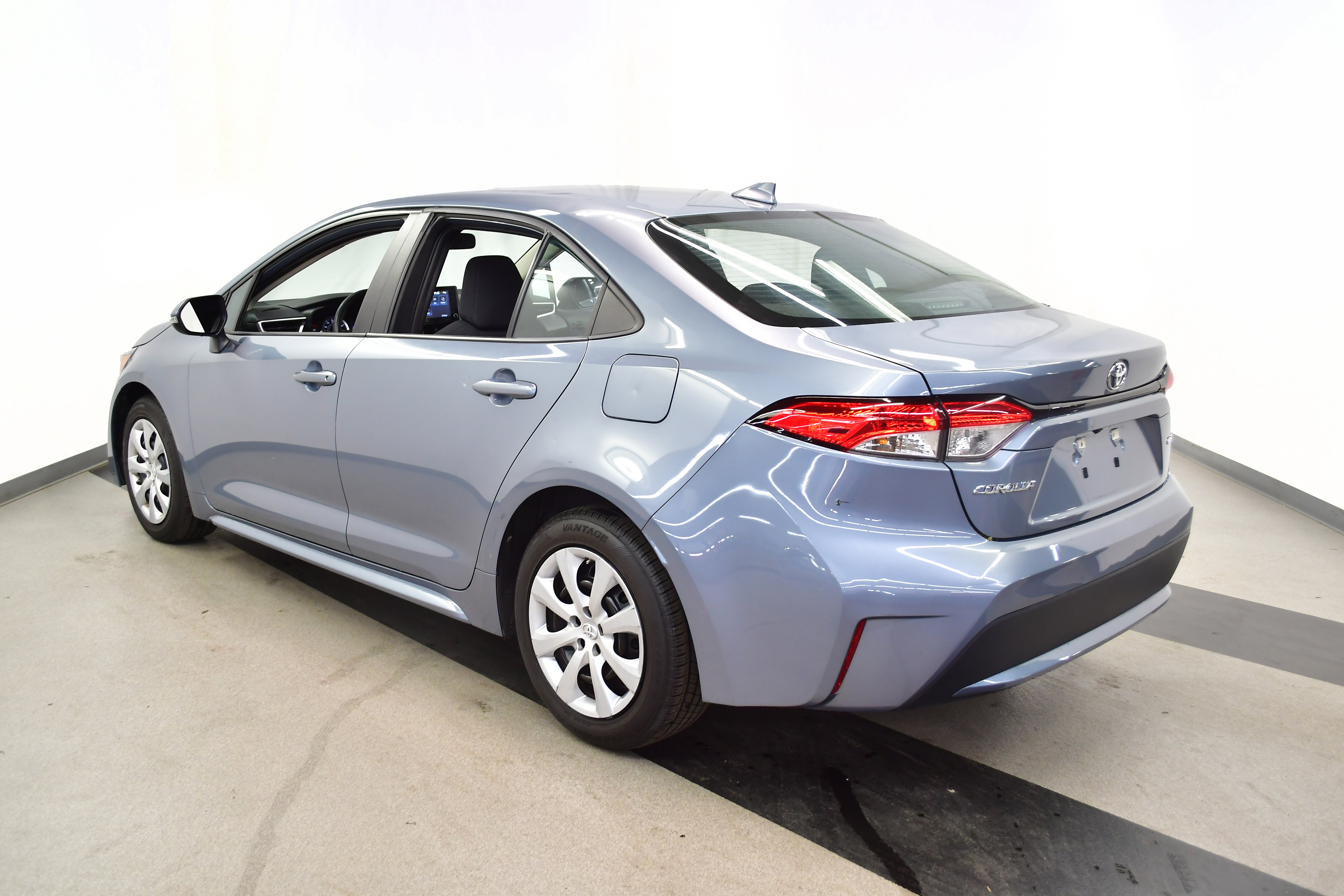 Used 2022 Toyota Corolla LE FWD image 5