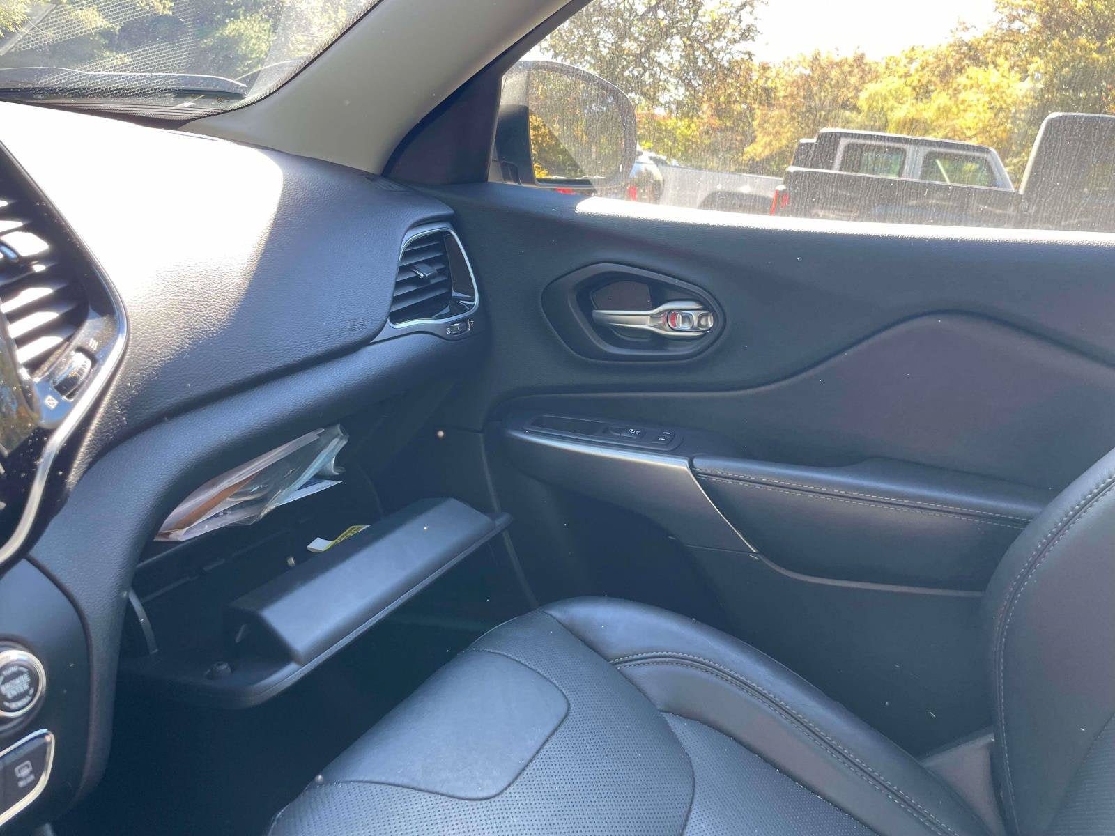 Used 2019 Jeep Cherokee Limited AWD/4WD image 29