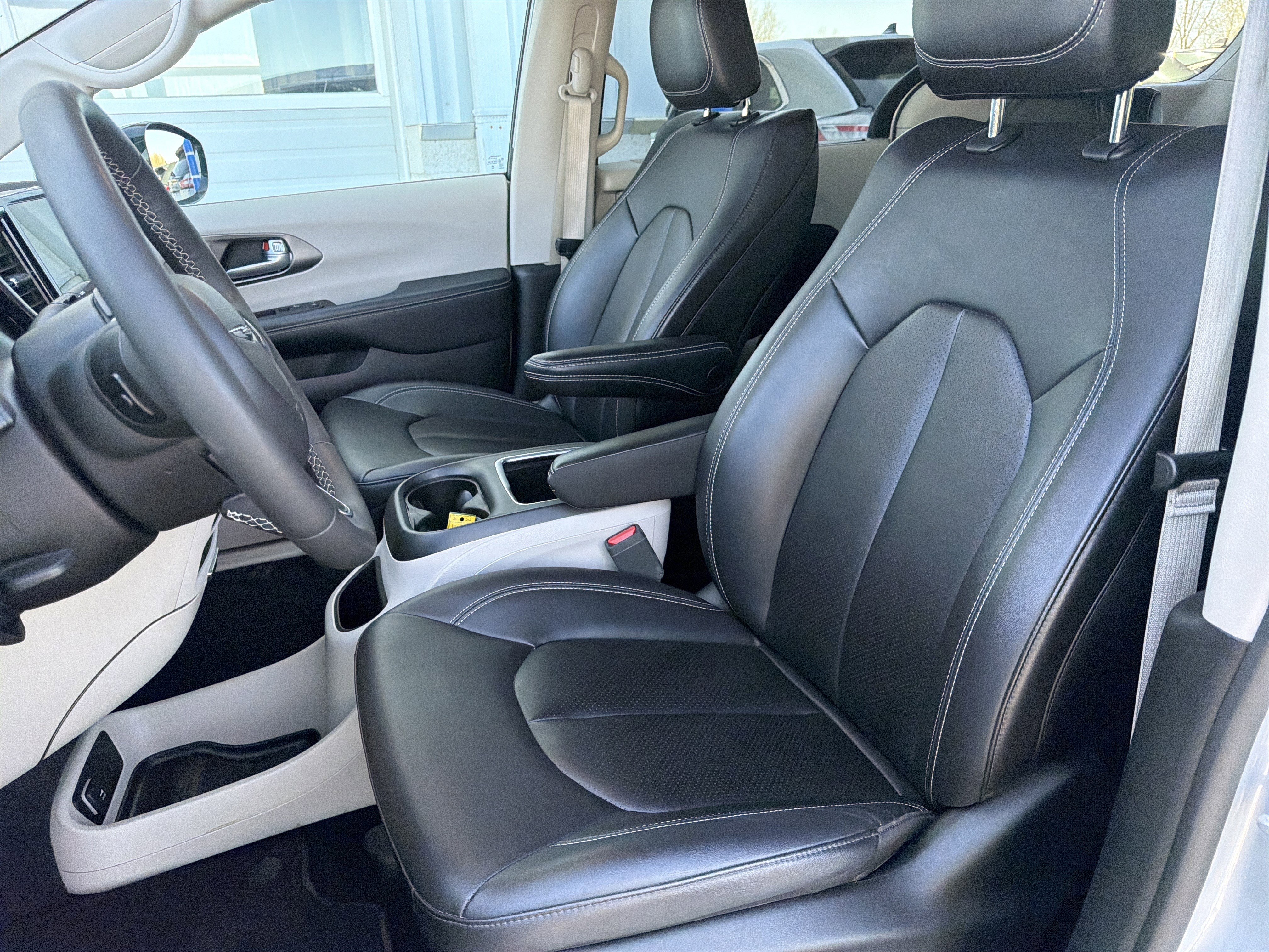 Used 2024 Chrysler Pacifica Touring-L FWD image 25