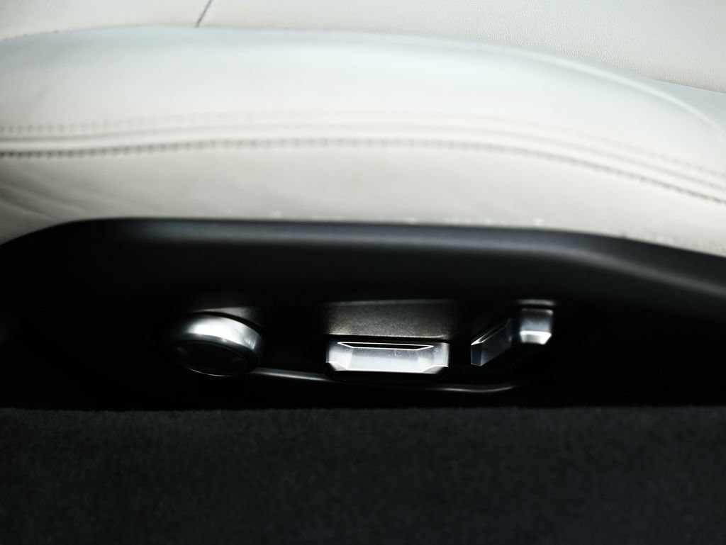 Used 2025 Lotus Emira RWD image 34