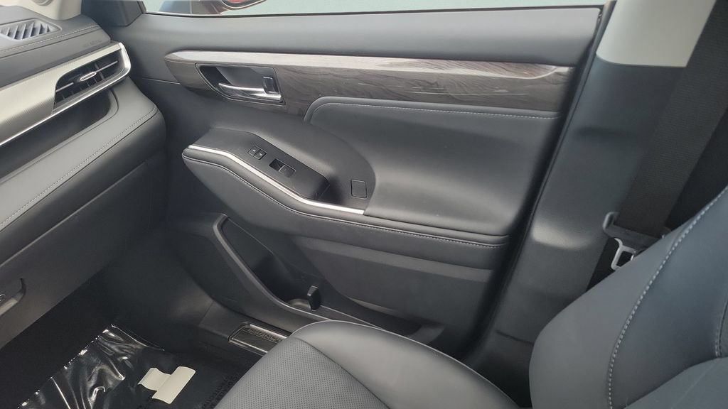 Used 2024 Toyota Highlander Platinum AWD/4WD image 12