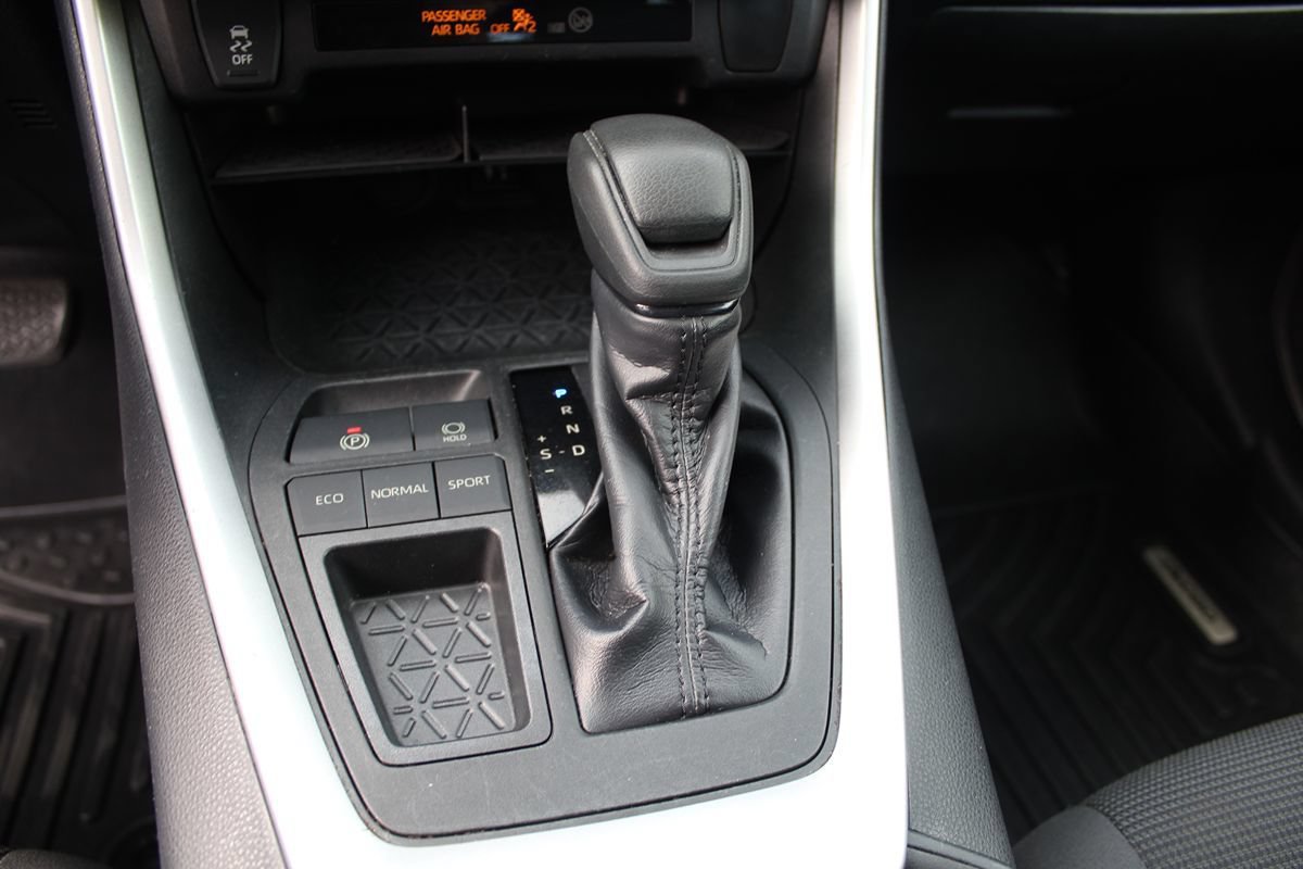 Used 2019 Toyota RAV4 LE w/ Carpet Mat Package FWD image 24